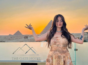 The Gate Hotel Front Pyramids & Sphinx View